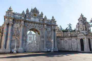 Fototapeta na wymiar View of the beautiful gate of Dolmabahçe Palace in Istanbul. Turkey