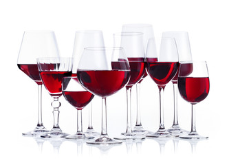verschiedene Gläser mit Rotwein isoliert auf weiß