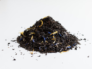 thé aromatisé noir sur fond blanc