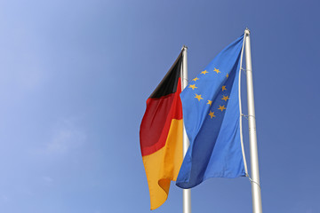 Deutsche und europäische Flagge vor blauem Himmel