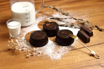Obraz na płótnie Canvas Little chocolate bread with chocolate melting cake 