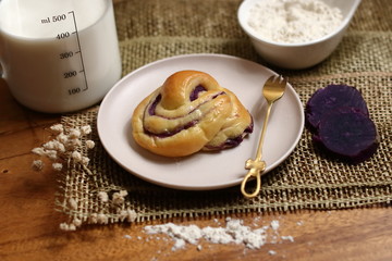 Little chocolate bread with chocolate melting cake 