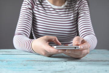 woman hand holding smart phone