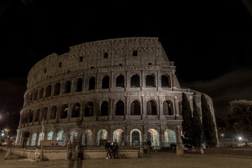 Fototapeta na wymiar night photography building in rome colosseum ancient architecture