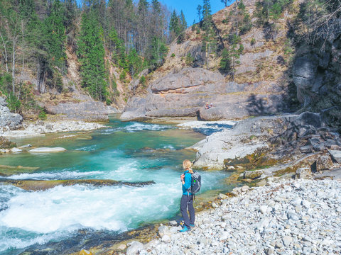 Ammerschlucht - Frau genie&szlig;t den Ausblick