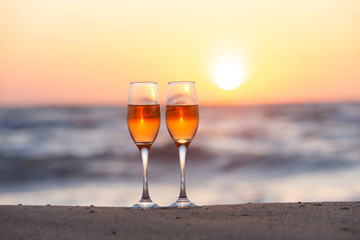 夕日とワイングラス