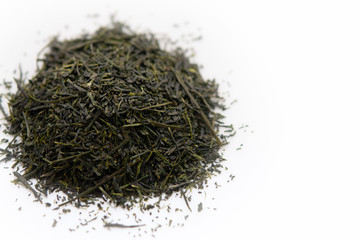 新茶の茶葉 緑茶 白背景 トップビュー  右側にコピースペース