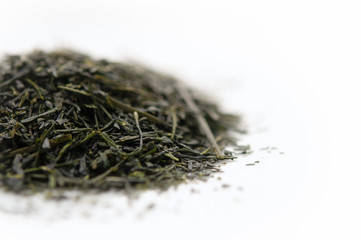 新茶の茶葉 緑茶 白背景 クロースアップ 右側にコピースペース