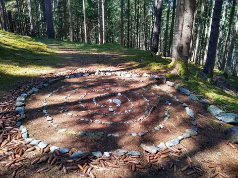 Steinspirale auf Waldweg