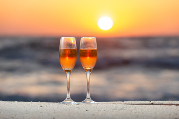 夕日とワイングラス