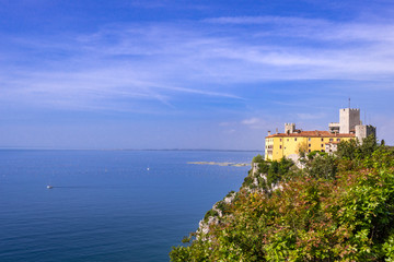 Fototapeta na wymiar Das Schloss Miramare am Adriatischen Meer bei Triest in Italien