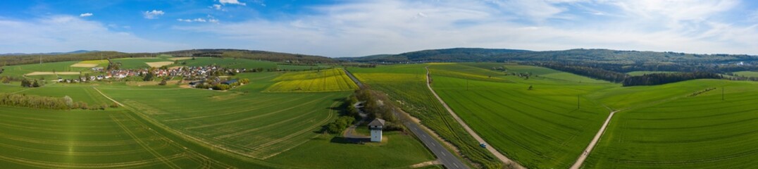 Fototapeta na wymiar Panoramaaufnahme dr Landschaft im Taunus/Deutschland mit einem römischen Wachturm am Limes