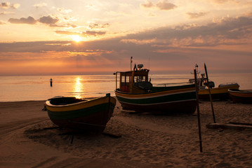 Obraz na płótnie Canvas łódki o wschodzie słońca