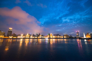 Fototapeta premium China, Shanghai, Skyline von The Bund bei anbrechender Nacht