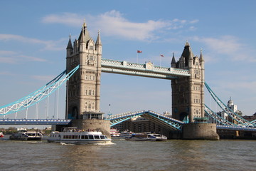 Fototapeta na wymiar Puenete de la torre de Londres dejando paso (2/5)