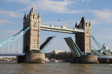 Fototapeta na wymiar Puenete de la torre de Londres dejando paso (4/5)