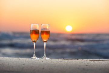 夕日とワイングラス