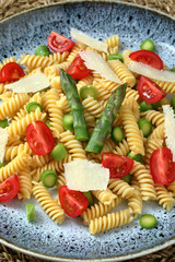 asparagi insalata di pasta con pomodori e formaggio