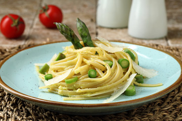 asparagi pasta con crema di asparagi e formaggio