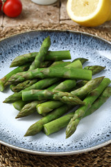 cibo vegetariano asparagi bolliti in piatto su tavolo di cucina 