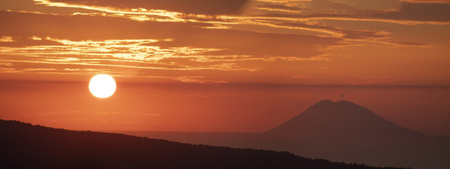 Tramonto sull'isola di Stromboli