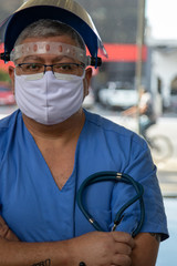 Enfermagem representada por enfermeiro cansado na luta contra o corona virus