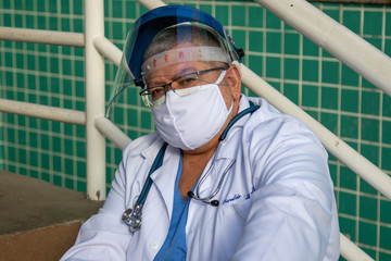 Enfermagem representada por enfermeiro cansado na luta contra o corona virus
