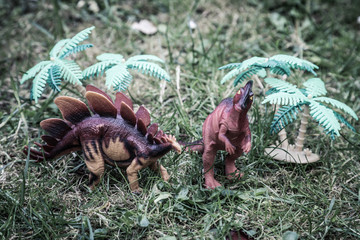 stégosaure dinosaur in green grass background jurassic world