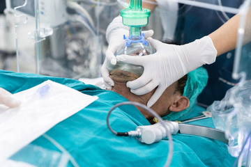 doctor pre oxygenation patient under plastic box