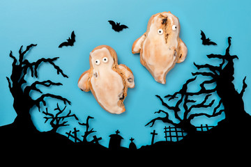 Zwei gebackene Geister über einem Friedhof