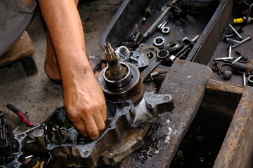 Motorcycle engine mechanic Dismantling engine parts