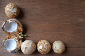 Obraz premium Coconut and coconut cut half Placed on a wooden background.