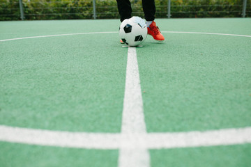 Obraz premium Kick off with soccer football with face mask for sports during covid-19 pandemic