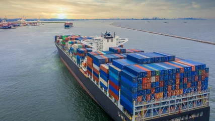 Foto op Plexiglas Containervrachtschip, Vrachtschip maritiem schip, Global business import export handel handel logistiek en transport overzee wereldwijd door containervrachtschip boot in de open zee. © Kalyakan