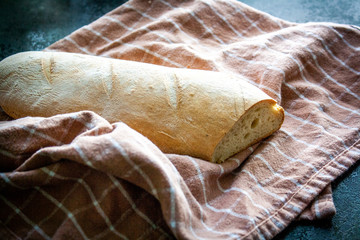 Selbstgebackenes Brot auf kariertem Handtuch