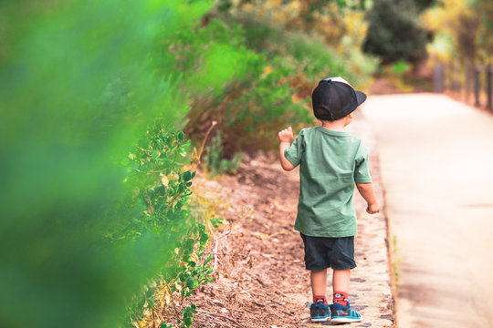 Ni&ntilde;o jugando