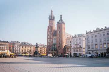 Naklejka premium Kraków Stare Miasto z widokiem na Kościół Mariacki podczas wschodu słońca