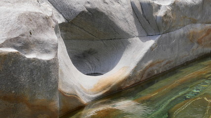 vom Wasser geformte Felsen mit smaragdgrünem Wasser im Verzasca Tal, einem Seitental am Lago Maggiore