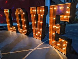Letras de Love en evento nocturno
