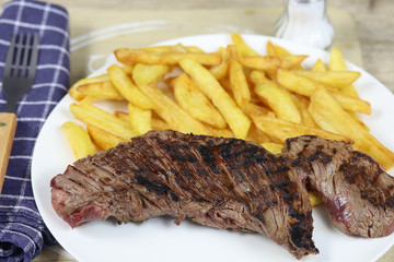 onglet de boeuf grillé et frites dans une assiette