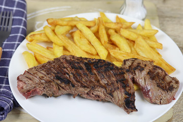 onglet de boeuf grillé et frites dans une assiette