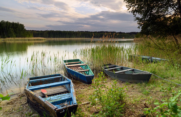 Obraz premium Fishing boats at the lake