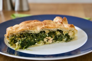 Blätterteigspinatauflauf mit Feta, Lachs und Frühlingszwiebeln in der Ofenform