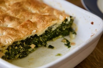 Blätterteigspinatauflauf mit Feta, Lachs und Frühlingszwiebeln in der Ofenform