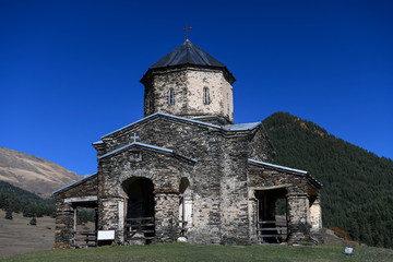 Fototapeta na wymiar The church of Shenako with mountains in the background.