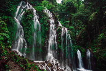 Panele Szklane  Kaskadowe wodospady w tropikalnym lesie deszczowym na Bali