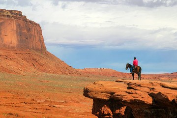 Uomo navajo a cavallo nella Monument Valley - obrazy, fototapety, plakaty