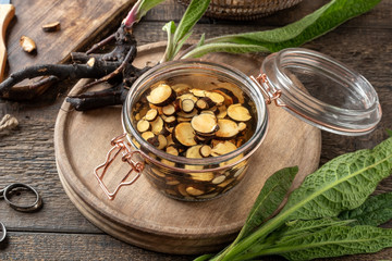 Preparation of tincture from fresh comfrey root collected in spring