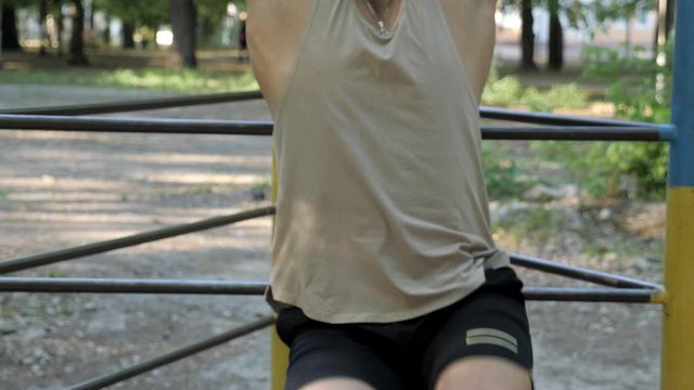 Man doing press on a swedish wall in the park