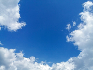 Obraz premium A big white cloud in the blue sky, copy space